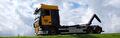 Haakarmtruck van Wit Siddeburen op de dijk