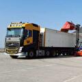 Trekker met schuifzeilentrailer van Transportbedrijf Wit bij het laden met een heftruck