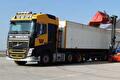 Trekker met schuifzeilentrailer van Transportbedrijf Wit bij het laden met een heftruck