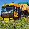 DAF-containerwagen van Wit Siddeburen tussen de zonnebloemen