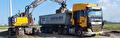 Kippertrailer van Wit Siddeburen wordt geladen door een graafmachine