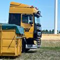 DAF-trekker van Wit Siddeburen met een gele container op een stoppelveld
